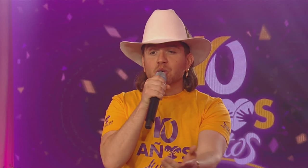 La estrella de la música regional mexicana, 
<b>El Dasa</b>, abrió la celebración del 
<b>TeletonUSA 2022</b> con la canción 'Que Canten los Niños' de José Luis Perales.
<br>