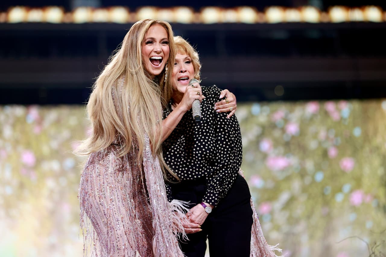 JLo cantó el clásico 'Sweet caroline', pero no lo hizo sola. Estuvo 
<b><a href="https://www.univision.com/famosos/jlo-cuenta-su-experiencia-de-crecer-con-una-mama-joven-era-como-vivir-con-una-adolescente-fotos" target="_blank">acompañada por su madre, Guadalupe Rodríguez</a></b>, y dijo que ella solía cantarle esa canción cuando era niña.
<br>