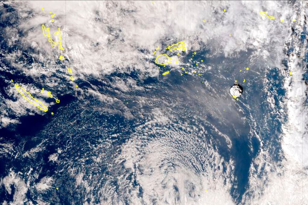 La erupción duró ocho minutos y fue tan fuerte que se escuchó "como un trueno lejano" en las islas Fiji, a más de 800 km de distancia, dijeron funcionarios de Fiji.
<br>