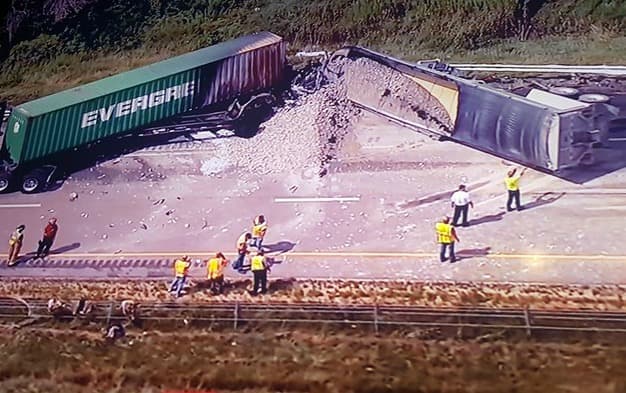 Al menos una persona muerta en un choque ocurrido en la I-80 este lunes. Hay varios vehículos involucrados. Tome precauciones pues hay varios carriles cerrados en esa área.