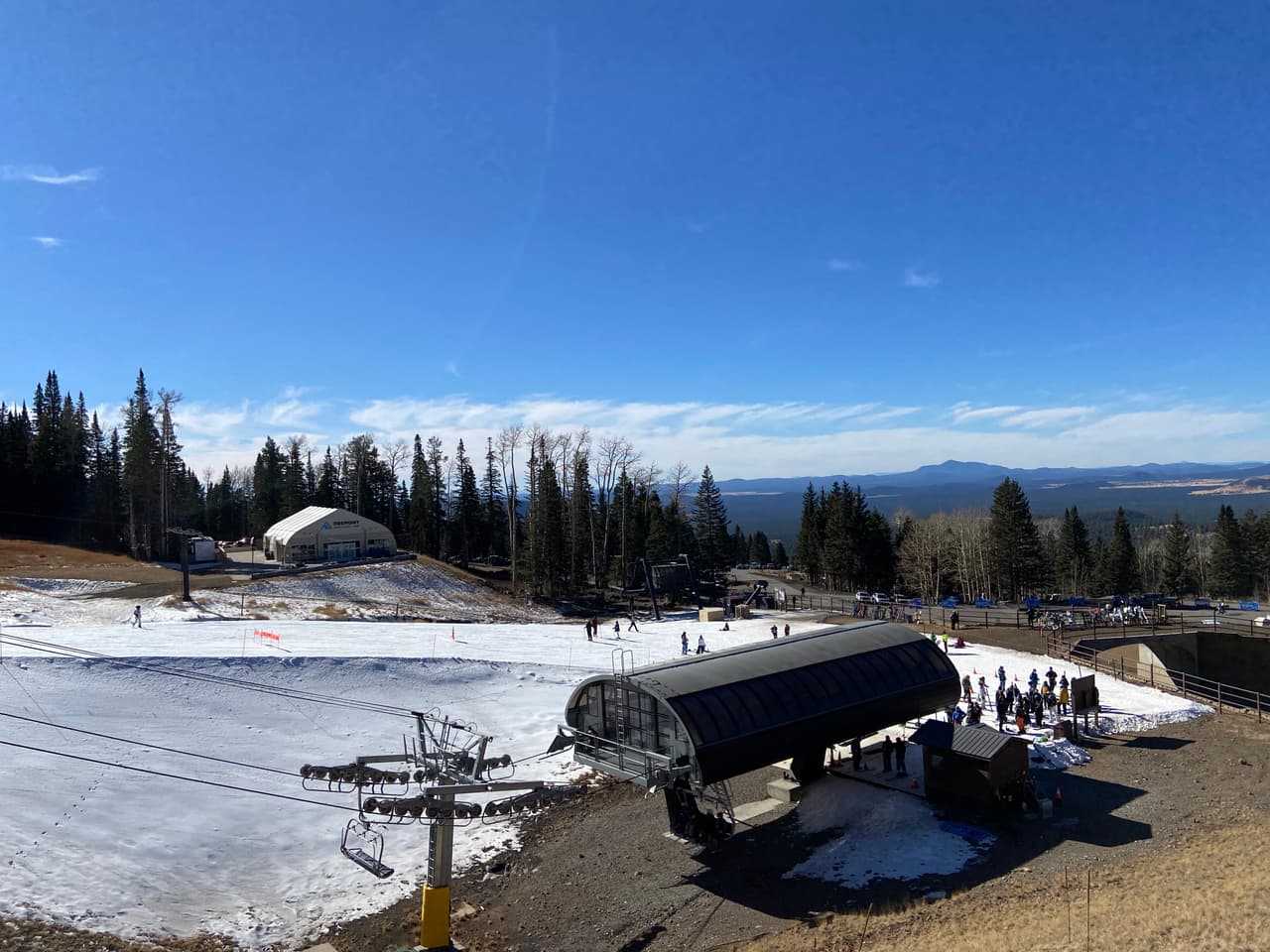 <a href="https://www.univision.com/local/arizona-ktvw/arizona-snowbowl-reemplazara-los-telefericos-para-la-temporada-de-invierno-2020-21-fotos">Arizona Snowbowl remplazó los teleféricos</a>
<br> El Arizona Snowbowl dijo que el teleférico del año pasado fue reemplazado por una versión de alta velocidad que incluye autos de góndola cerrados para ocho personas y asientos de silla al aire libre para seis personas.
<br>