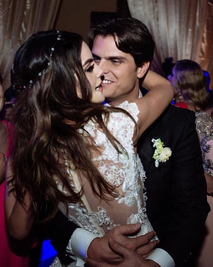 El pasado 1 de abril la pareja festejó su primer aniversario de bodas con una ceremonia religiosa celebrada en la Capilla de las Vizcaínas, en la Ciudad de México, así lo informó la Revista ¡Hola!.