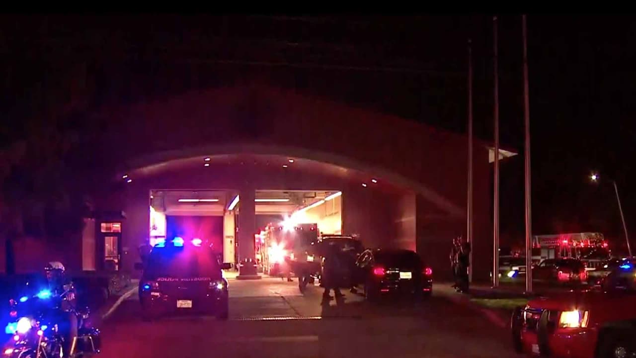 El bombero que había formado parte del departamento un año y ocho meses, falleció mientras trabajaba en la estación ubicada en la cuadra 6500 de Lyons.