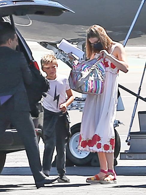 Esta vez se le vio junto a 
<b><a href="https://www.univision.com/famosos/ben-affleck-jennifer-lopez-boda-hija-violet-fotos" target="_blank">su hermana mayor, Violet</a></b>, quien parece lo ayudó a revisar que el equipaje estuviera correcto. 
<br>