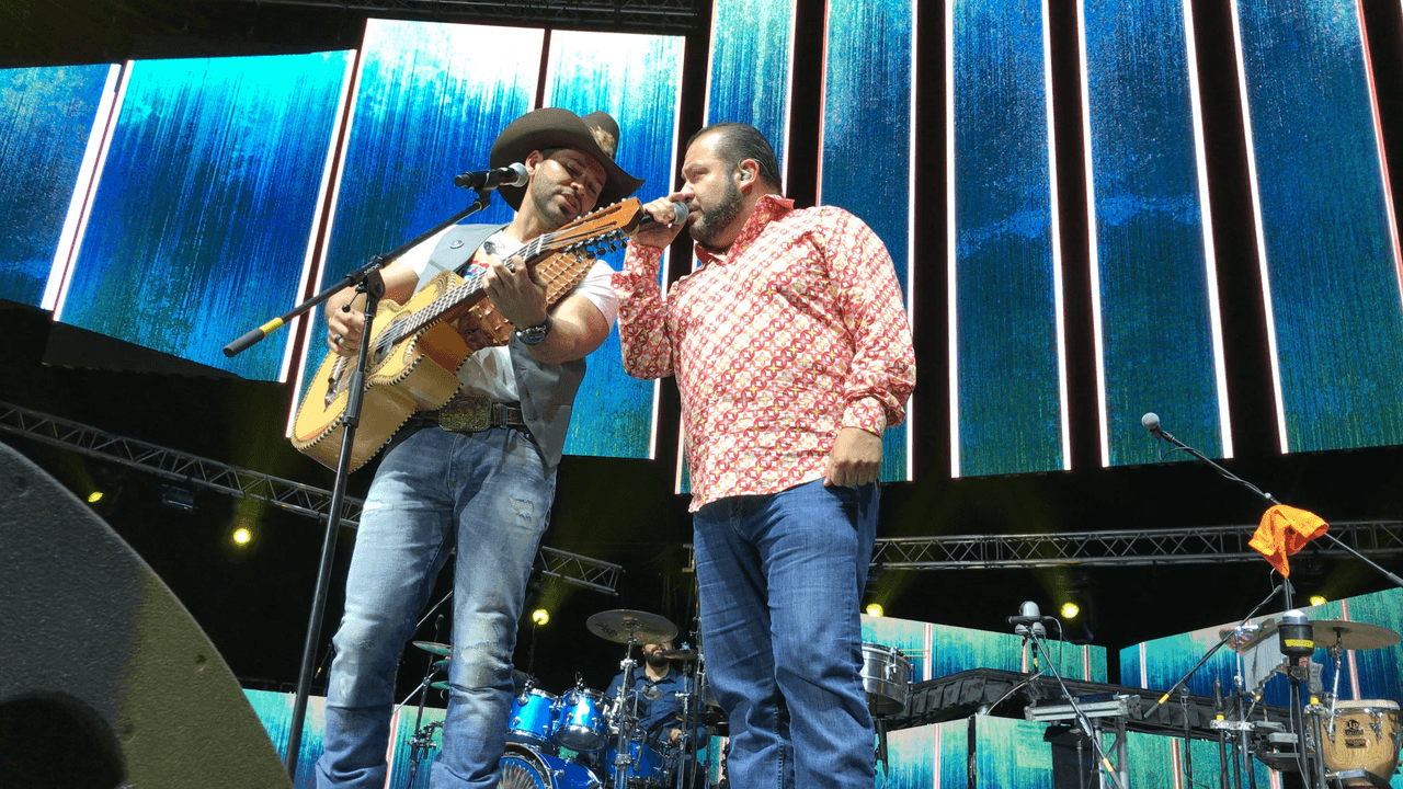uno de los momentos más emotivos de la noche, fue la presencia de Beto Zapata vocalista del grupo Pesado, quien junto a Eliseo interpretó cuatro canciones, provocando la locura en las gradas.