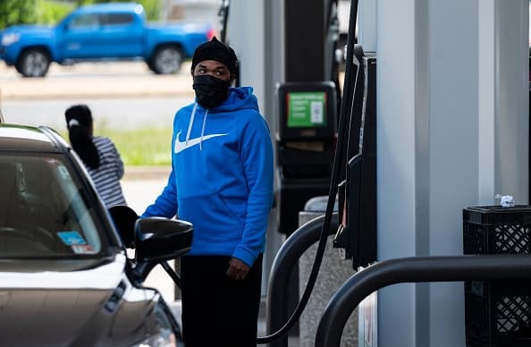 Además insistió en que la "máxima prioridad" del Gobierno "es llevar el combustible a las comunidades que lo necesitan" e indicó que este incidente también recuerda que "la infraestructura es una cuestión de seguridad nacional".
<br>
<br>Un automovilista llena en una de las pocas estaciones que permanecen abiertas en una estación 7 Eleven en Woodbridge, Virginia.