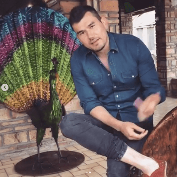 Con 'Hombre de 14 años' debutó en las primeras posiciones del chart latino de iTunes y del regional mexicano. En 2018 realizó un promedio de 80 conciertos en la Unión Americana.