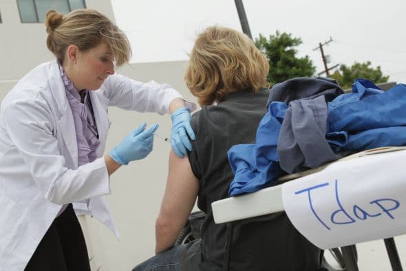 10. Revisemos las políticas de la oficina en cuanto a temas de salud y realicemos los ajustes que fueran necesarios. Es aconsejable hablar con nuestro superior para asegurarnos de que no seremos sancionados por permanecer en el hogar hasta recuperarnos de la gripe o de la enfermedad que hemos contraído.