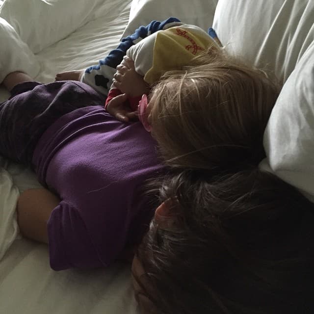 ¿Ya los vieron? ¡Qué divertida y aplastante manera de soñar con los angelitos!