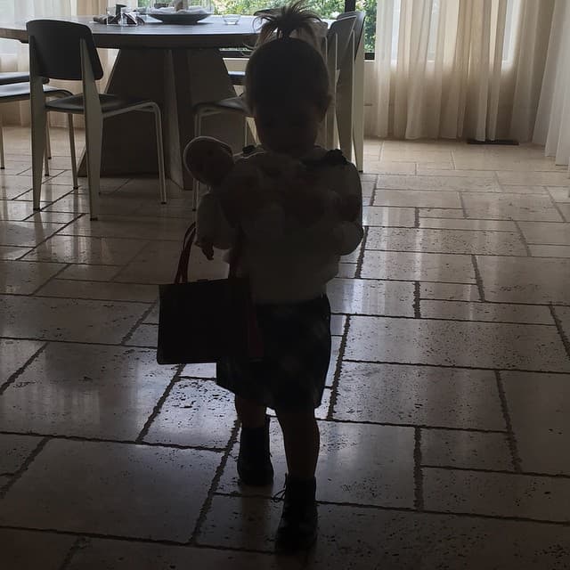 Cuidado a su "bebé" con todo y su ropita fashion.