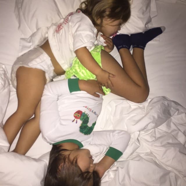 Él y su hermanita Penélope tienen una conexión muy especial.