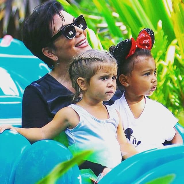 Aquí las vemos algo espantaditas arriba de los juegos mecánicos de Disney.