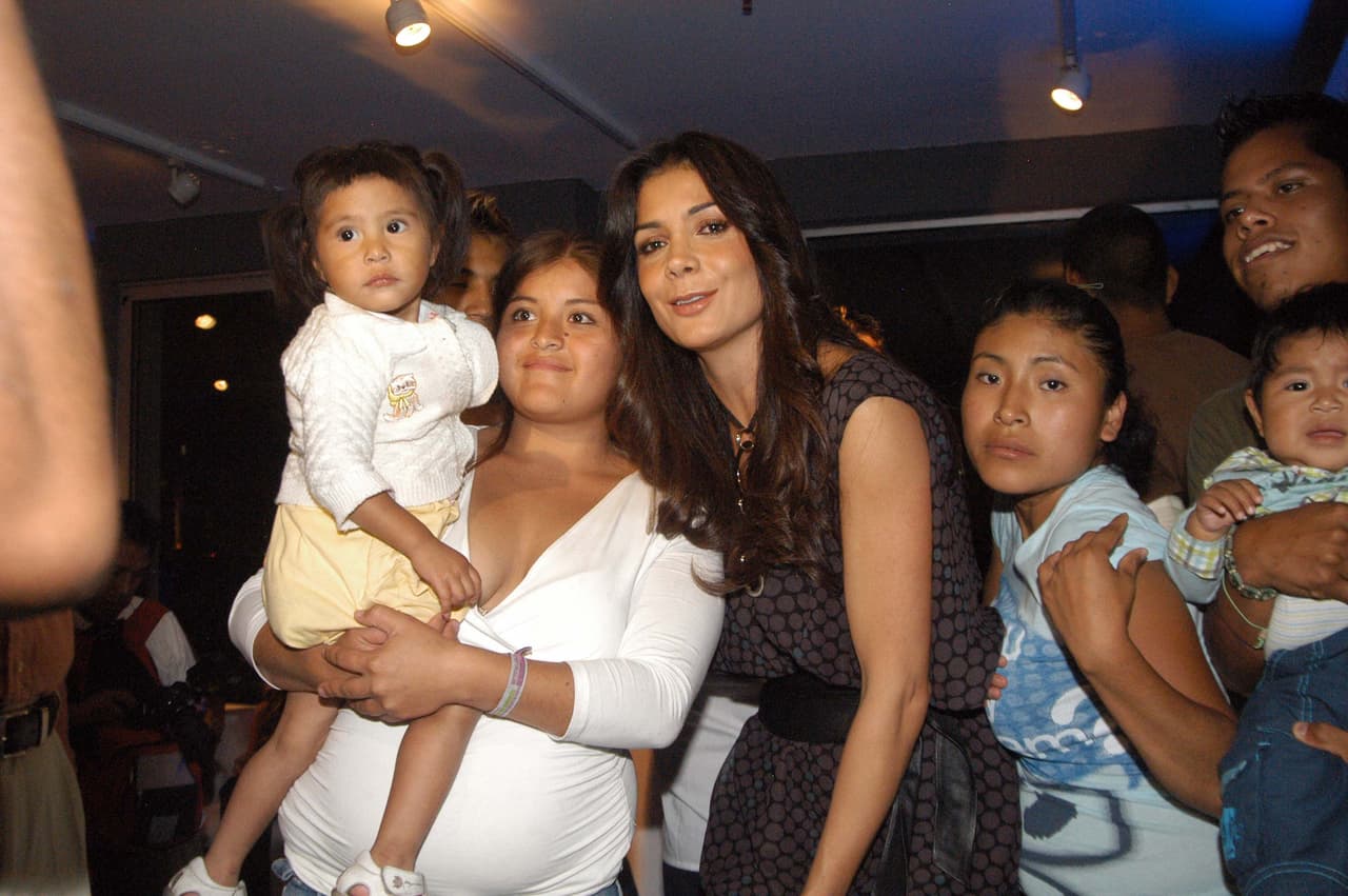 <b>Patricia Manterola</b>: tiene una fundación llamada Baja una Estrella, que busca ayudar a mexicanos de escasos recursos en áreas de salud, educación y desarrollo social. 
<br>