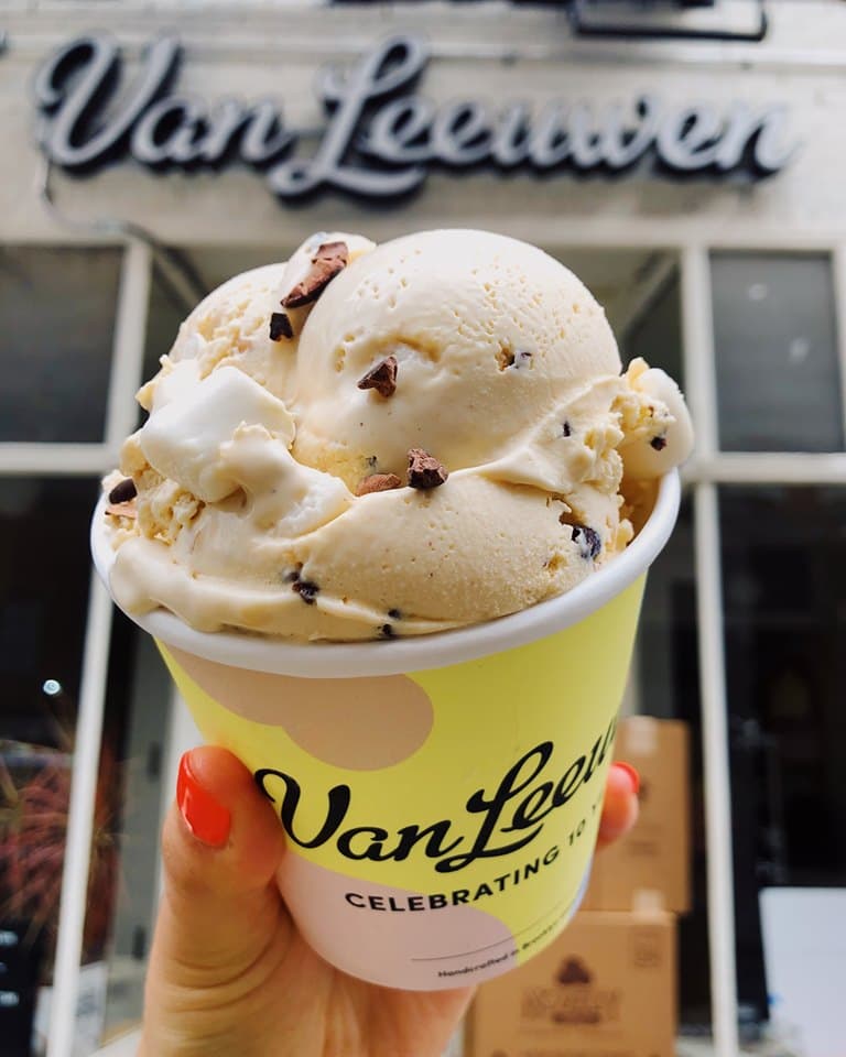 <b><a href="https://vanleeuwenicecream.com/" target="_blank">Van Leeuwen (Varias ubicaciones en NYC) </a></b>