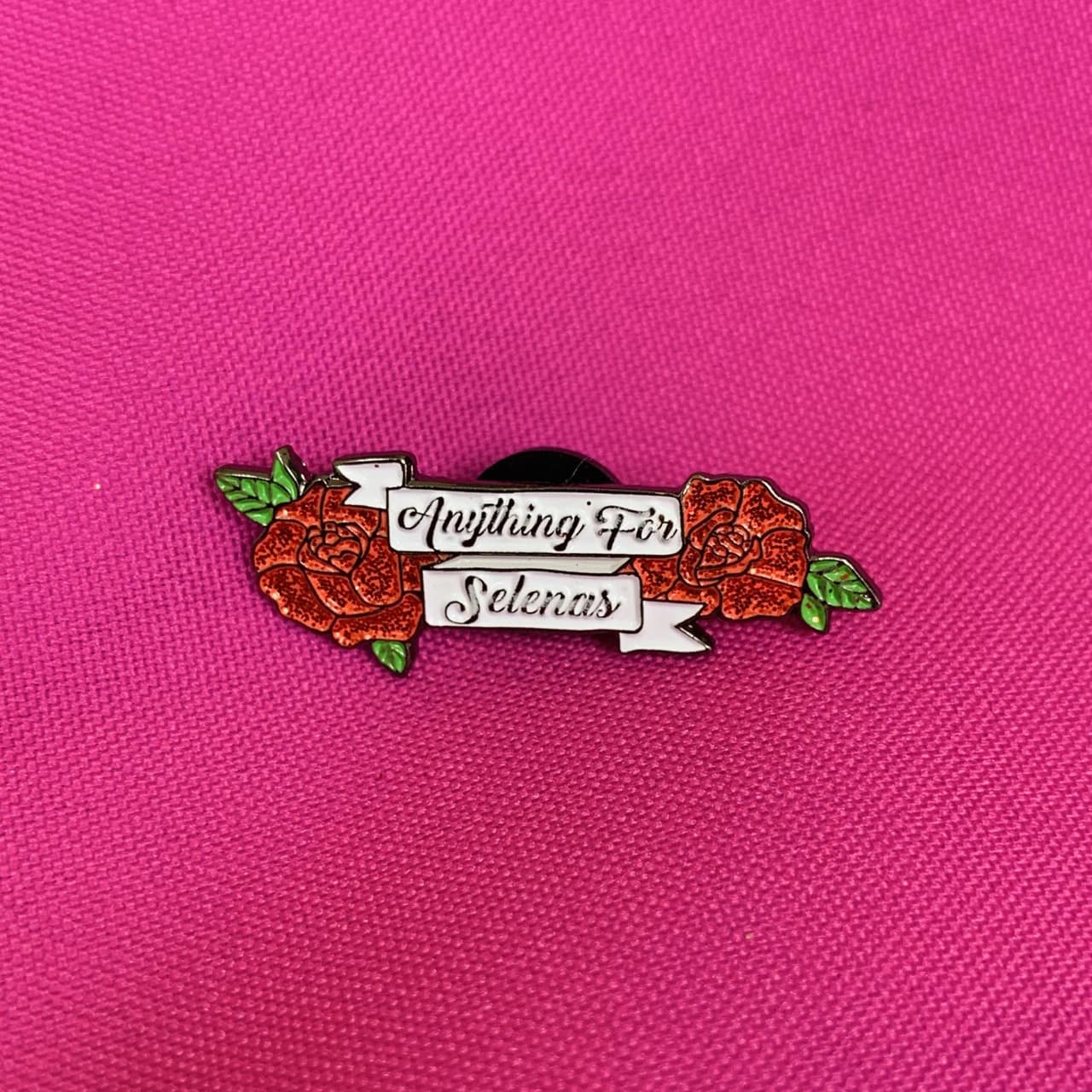Un pin para llevar en cualquier prenda todos los días, puede ser una opción para una verdadera fanática o fanático de Selena.