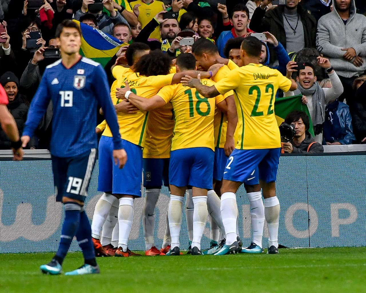 Con goles de Neymar, Marcelo y Gabriel Jesús, la selección de Brasil se impuso ante Japón, que encontró el descuento con Tomoaki Makino.