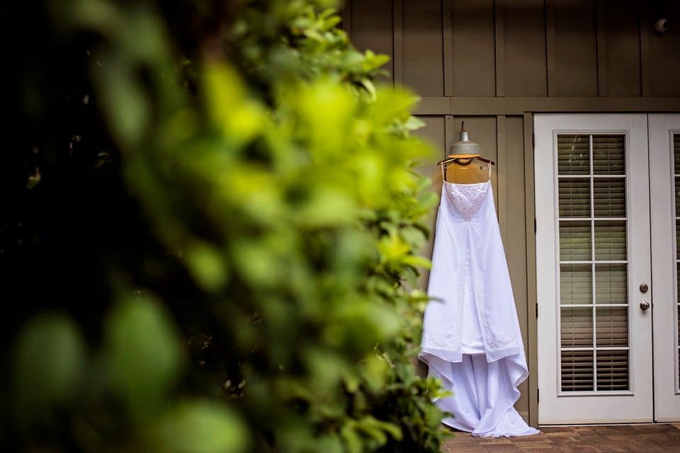 La novia decidió usar un traje blanco y escotado con una cola corta.