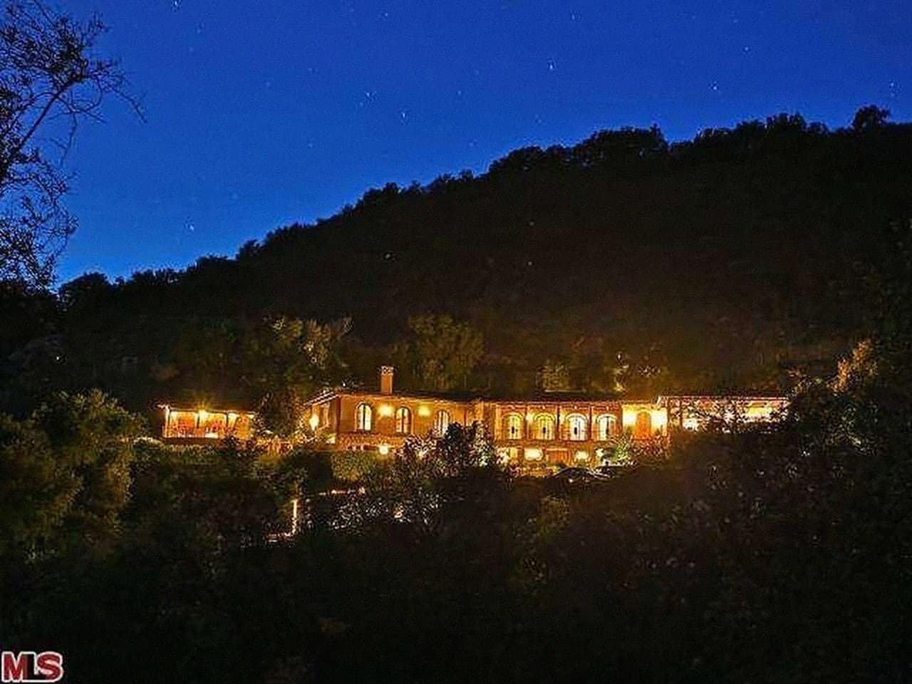 Esta fotografía de Zillow muestra a la imponente mansión en la colina de Park Hill Lane, Montecito, antes de su destrucción.