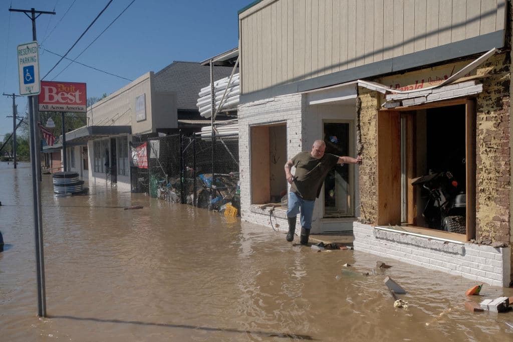 Residentes de Sanford contabilizan los daños en sus casas y negocios tras el desastre.