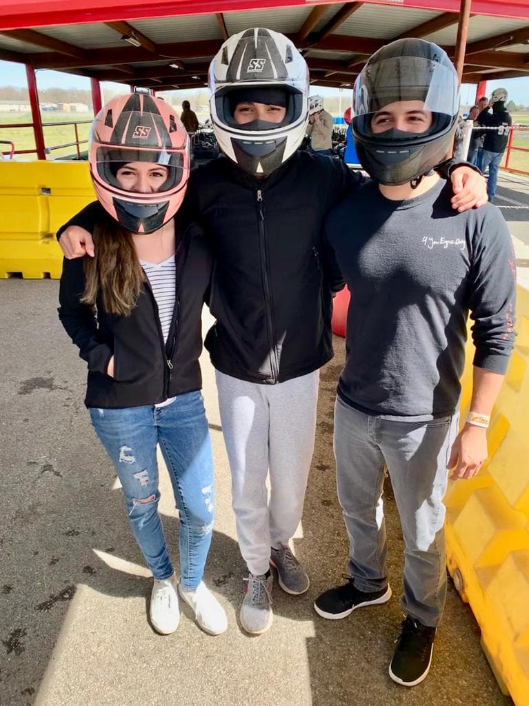 Martiza Esquivel, productora de Noticias 23, con sus dos hermanos, Luis y Ángel.