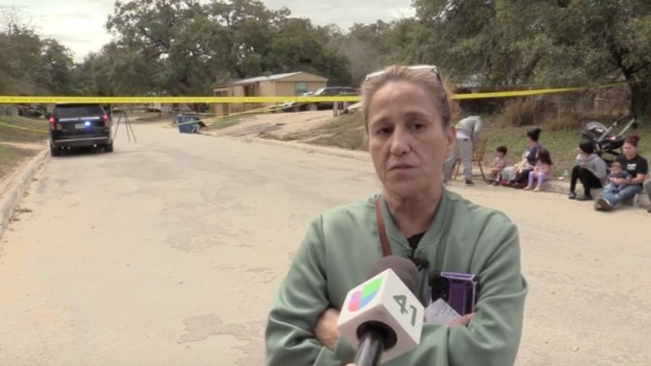 <h2 class="cms-H2-H2">La abuela de los menores de edad se enfrentaba a la muerte misteriosa de sus nietos</h2>
<br>Monique Ochoa habló con 
<i>Univision San Antonio</i> el día en que encontraron a sus nietos muertos en la parte trasera de la casa. Ella decía que no sabía nada sobre lo que pudo haber pasado con las dos víctimas.
<br>
<br>“No sabemos nada, quién fue o por qué pasó esto. Todavía no nos han dicho nada… 
<b>Nosotros nos veníamos de San Antonio para acá, para vivir una vida tranquila</b> y ahora esto pasó”, dijo la abuela. Un día antes, ellos estaban comiendo. “Estábamos todos bien. No entiendo cómo pasó esto”.