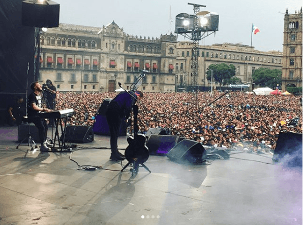 El dúo Sin Bandera, integrado por Leonel García y Noel Schajris, también se hizo presente en 'Estamos Unidos Mexicanos'. Durante el evento, hicieron sonar temas como 'En esta no', 'Que me alcance la vida'.