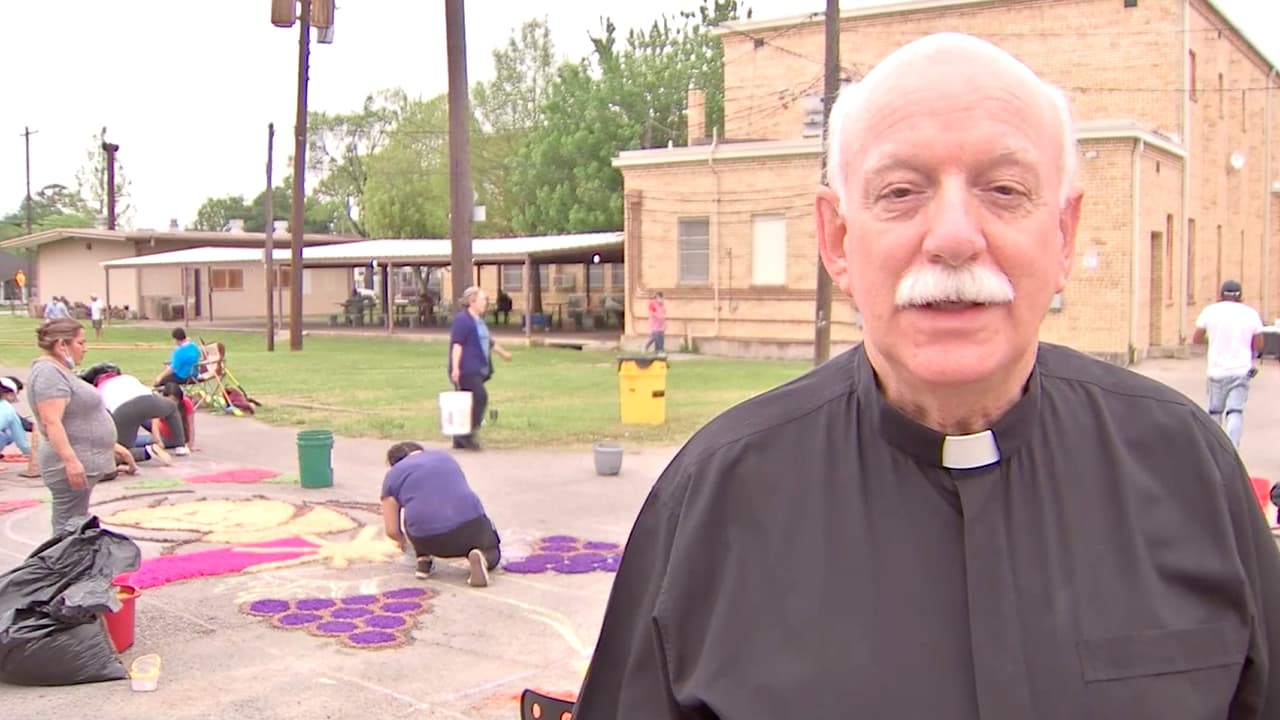 El párroco del templo, Henry Walker, indicó que la elaboración de las alfombras se ha convertido en una tradición.