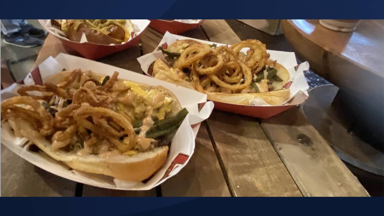 <b>Poblano Cheesesteak</b> (Ribeye Philly afeitado, queso americano, chile poblano asado al fuego, alioli asado, pajitas de cebolla rebozadas)
<br>