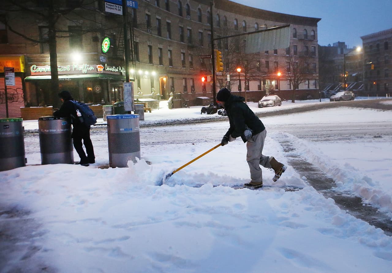 Las autoridades recomiendan evitar superficies resbalosas y usar pasamanos al pasar por escaleras así como llevar botas de tracción.