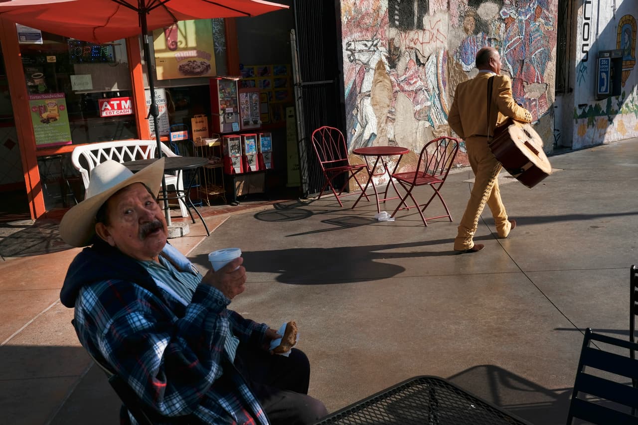 Residente de Los Ángeles observa el Festival de Santa Cecilia.