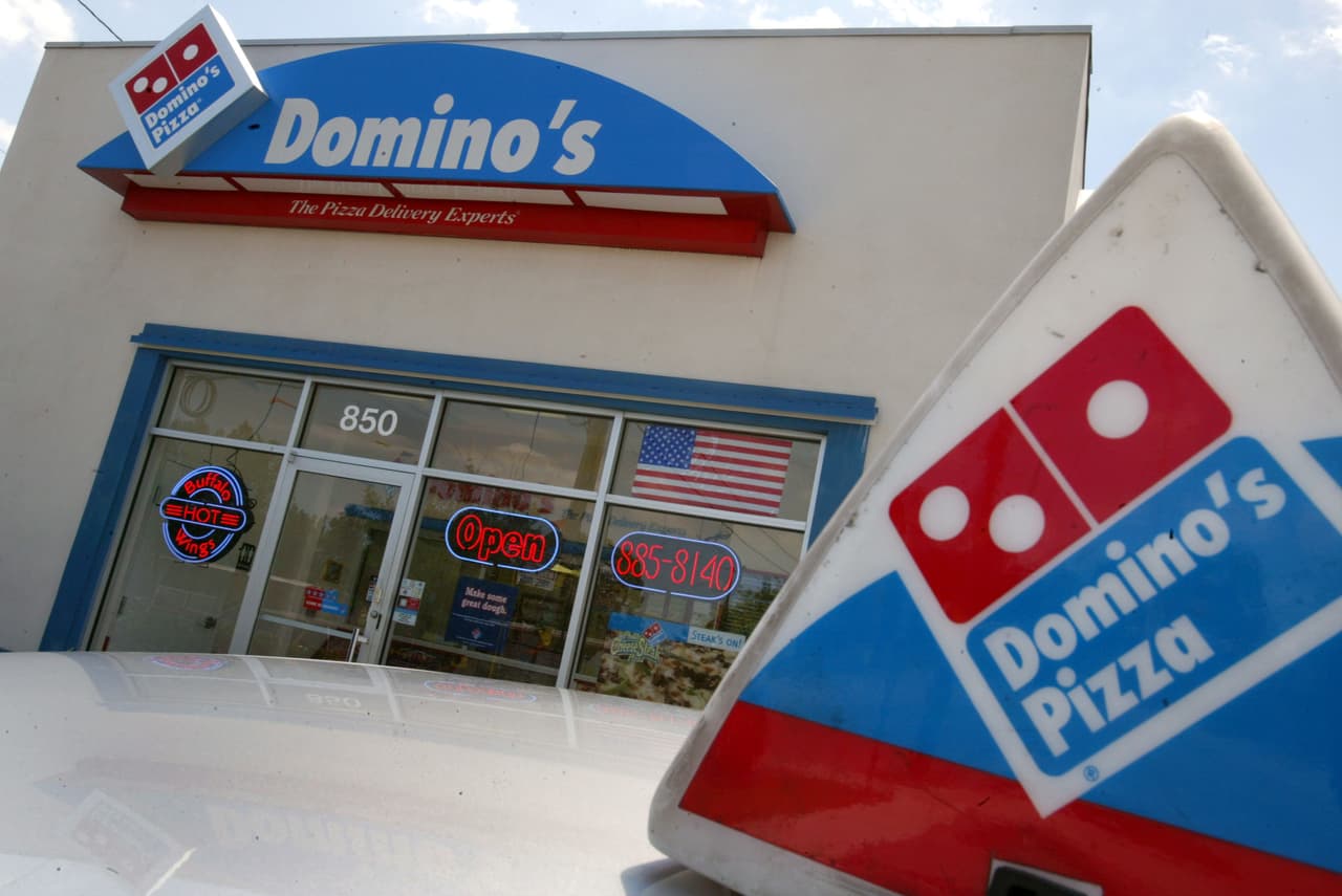 Empleos también están abiertos en las ubicaciones de Domino's Pizza en el área y los suburbios de Chicago, ya que la compañía está implementando el servicio "sin contacto" para empleados y clientes. Para aplicar o mas información visita su pagina 
<a href="https://jobs.dominos.com/dominos-careers/jobs#?lat=41.629131099999995&lng=-88.1377751&bounds=41.80493212446382,41.452849362460704,-87.84045759511719,-88.43509260488281&siteCategory=in-store" target="_blank">web</a>.