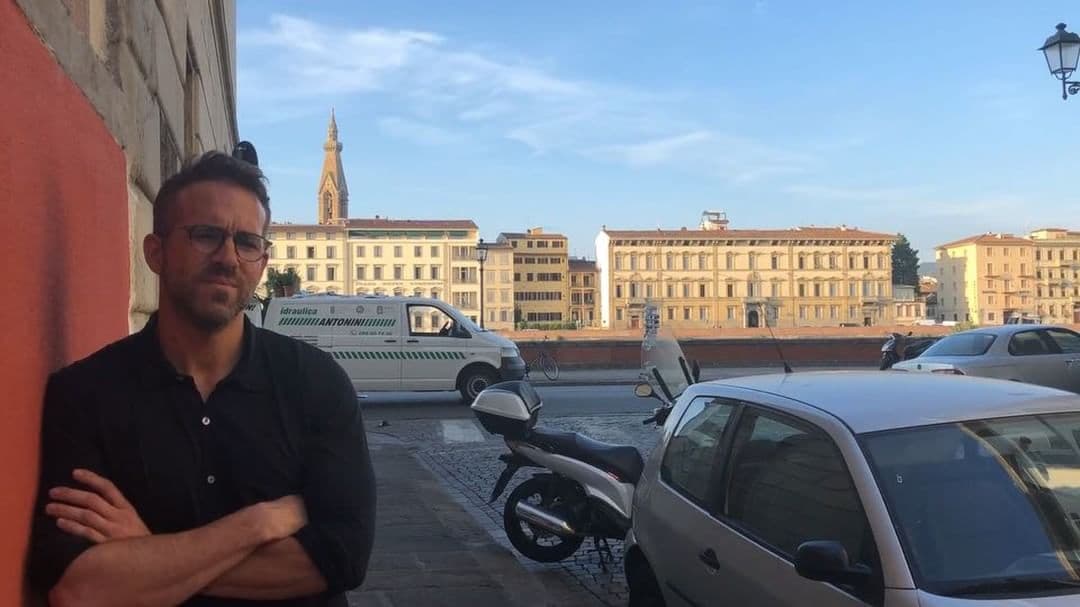 El 
<b>primer lugar</b> de la lista de los que más cobran se lo llevó 
<b><a href="https://www.univision.com/shows/despierta-america/ryan-reynolds-tiene-a-su-pokemon-consentido-y-sabe-muy-bien-por-que-le-gustaria-ser-como-el-video" target="_blank">Ryan Reynolds</a></b>, quien se embolsará 
<b>27 millones de dólares</b> por protagonizar la película de Netflix '
<b>Six Underground'</b>, dirigida por Michael Bay. La cinta versa sobre un grupo justiciero financiado por un millonario y aún no tiene fecha de estreno.