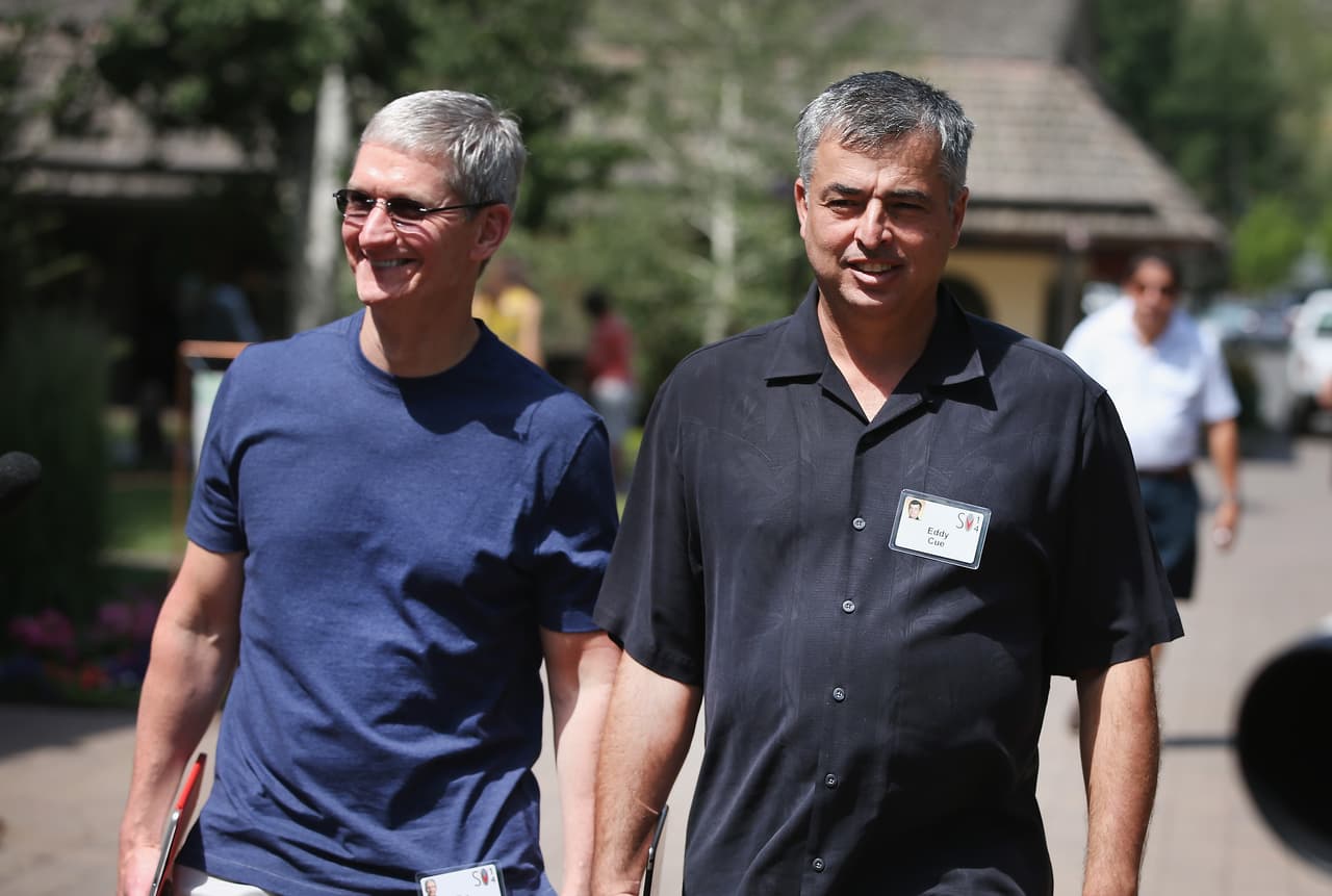 Eddy Cue, vicepresidente de Apple (der.), con el director general Tim Cook.