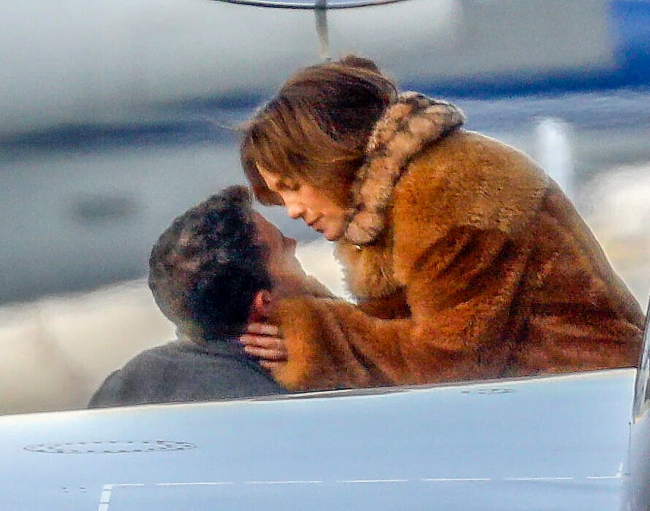 "Varias veces, Jennifer voló a Austin por solo unas horas antes de tener que volver a filmar en Vancouver. Les es 
<b><a href="https://www.univision.com/famosos/ben-affleck-jlo-atiende-fans-fotos" target="_blank">difícil estar separados</a></b>", señaló una fuente de People.
<br>