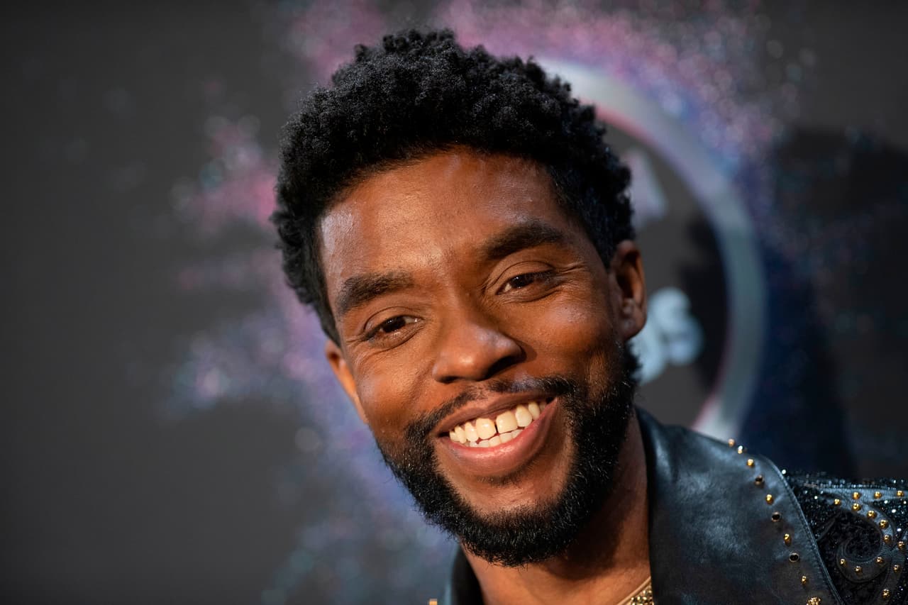 <b>Chadwick Boseman, 43 años.</b> Interpretó a los íconos afroamericanos Jackie Robinson y James Brown. Luego inspiró al público de todo el mundo con su protagonización en la película Black Panther, uno de los éxitos de Marvel.
<a href="https://www.univision.com/noticias/estados-unidos/muere-a-los-43-anos-chadwick-boseman-actor-protagonista-de-la-pelicula-black-panther"><u>Falleció el 28 de agosto de cáncer</u></a>.
<br>