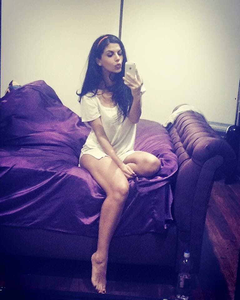 Muchos piensan que su debut en la pantalla chica fue con la telenovela 'Peregrina', pero lo cierto es que su primera oportunidad se la dio Gerardo Quiroz en la serie familiar 'Bajo el mismo techo', en 2005.