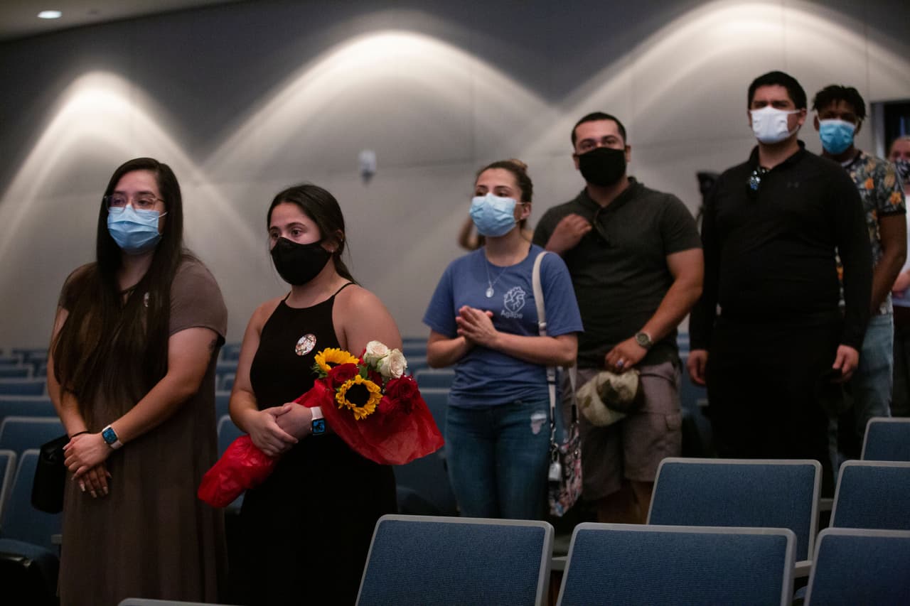 Los organizadores del evento fúnebre señalaron que todos los asistentes deberían usar tapabocas y guardar el distanciamiento social para evitar contagios de coronavirus. Decenas de personas acudieron a despedir a la soldado Guillén. Muchos de ellos dejaron flores sobre su ataúd.