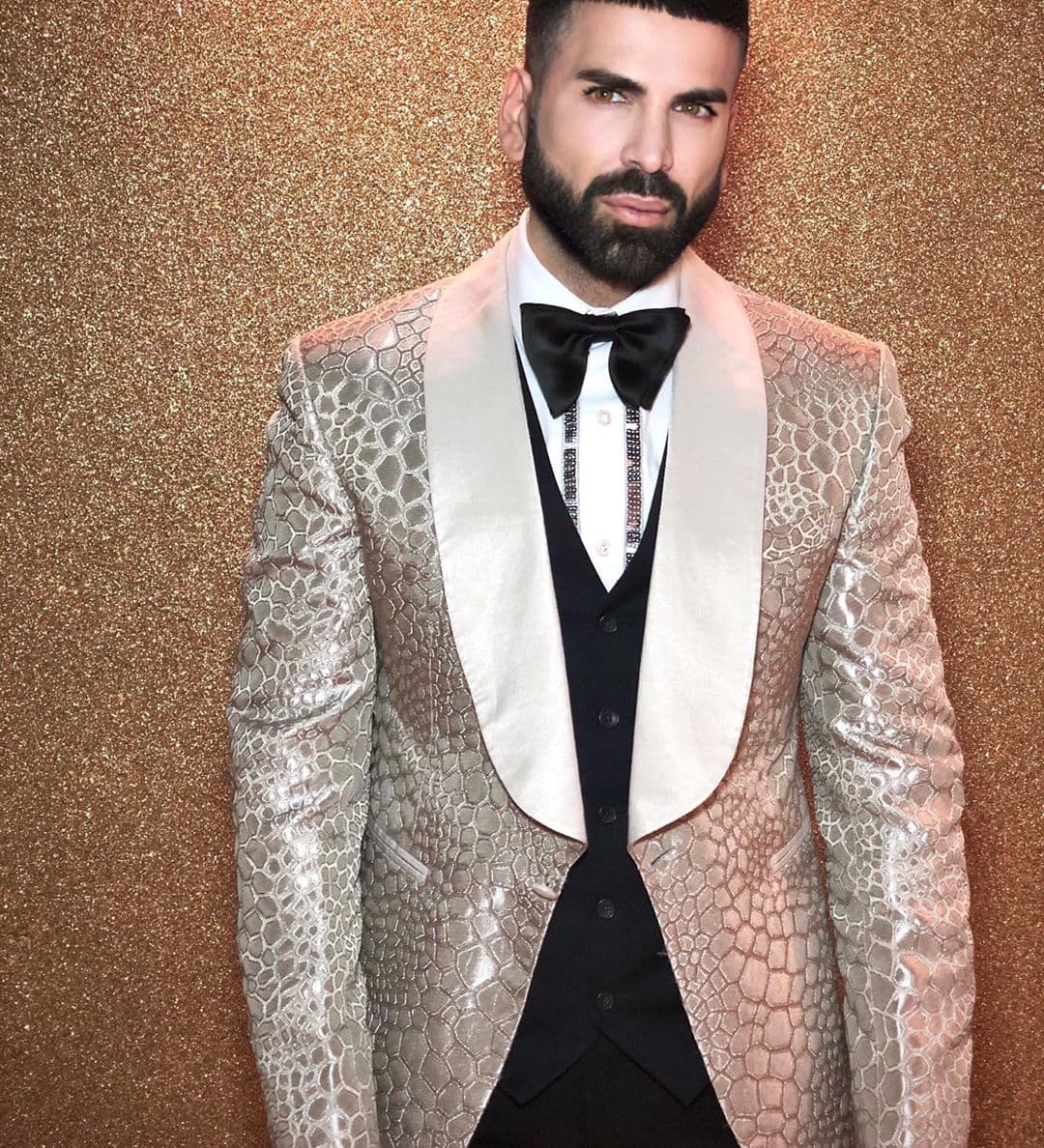 Así que acudió a su hijo para que le explicara “qué es eso de Tinder”.