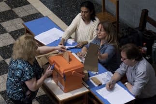 Un total de 2.6 millones de uruguayos elegirán al futuro presidente del país entre el oficialista Tabaré Vázquez y el opositor Luis Lacalle Pou.