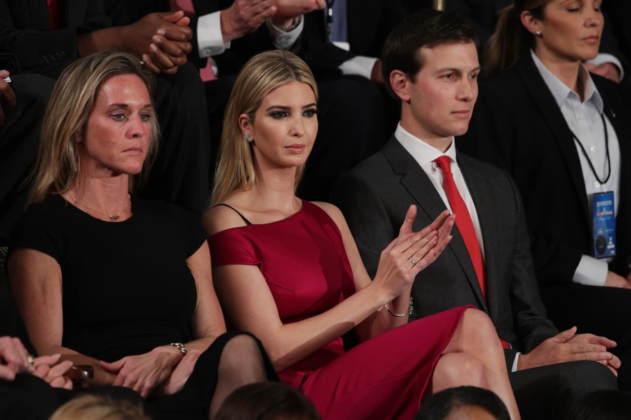 Ivanka Trump usó un vestido rojo que desafió el protocolo con su hombro derecho expuesto y el tirante de su brasier levantando críticas.