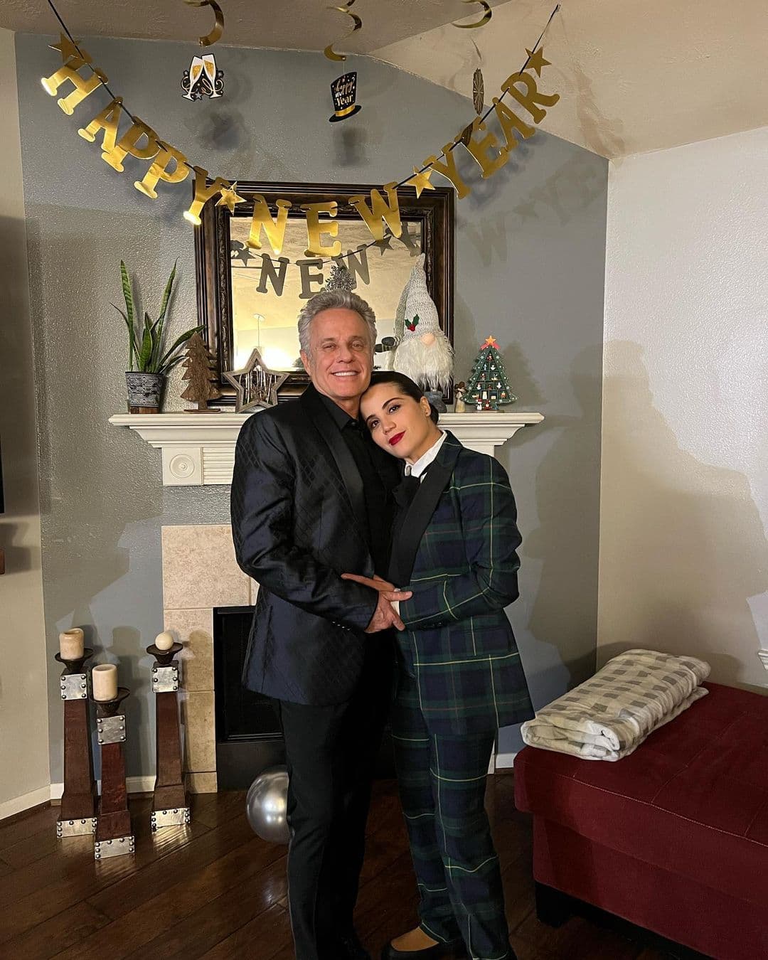 Al ser cuestionada sobre si lo que le está "robando" la atención a su hija es 
<a href="https://www.univision.com/famosos/alexis-ayala-novia-cinthia-aparicio-compromiso-fotos">el compromiso de Ayala con la actriz Cinthia Aparicio</a>, Fernanda se limitó a responder que no quiere involucrar a terceras personas en este conflicto familiar.