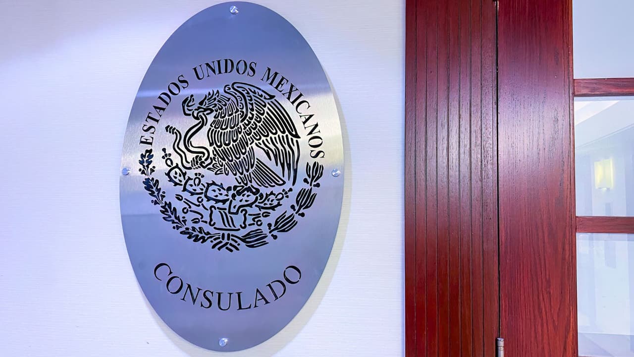 <h3 class="cms-H3-H3">También puedes hacerlo en persona </h3>
<br>
<br>Si prefieres, puedes ir directamente a cualquier consulado de México en Estados Unidos. 
<b>No necesitas cita. </b>
<br>Solo lleva: 
<br>- Tu identificación mexicana 
<br>- Tu lista de bienes detallada 
<br>
<br>El certificado te lo entregan el mismo día, en aproximadamente una hora.