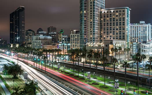 <b>San Diego</b>: El 25 de marzo la Ciudad de San Diego promulgó una 
<a href="https://www.sandiego.gov/mayor/news/releases/San-Diego-Enacts-Emergency-Moratorium-on-Evictions-Creates-Relief-Fund-for-Local-Businesses " target="_blank">moratoria de desalojo</a> que brinda alivio a los inquilinos residenciales y comerciales que enfrentan dificultades financieras relacionadas con la pandemia COVID-19. Durará hasta el 31 de mayo de 2020. Los inquilinos deben demostrar una disminución sustancial en los ingresos o gastos médicos causados por COVID-19 para calificar. No eximirá al inquilino de su obligación de pagar el alquiler ni restringirá al arrendador.