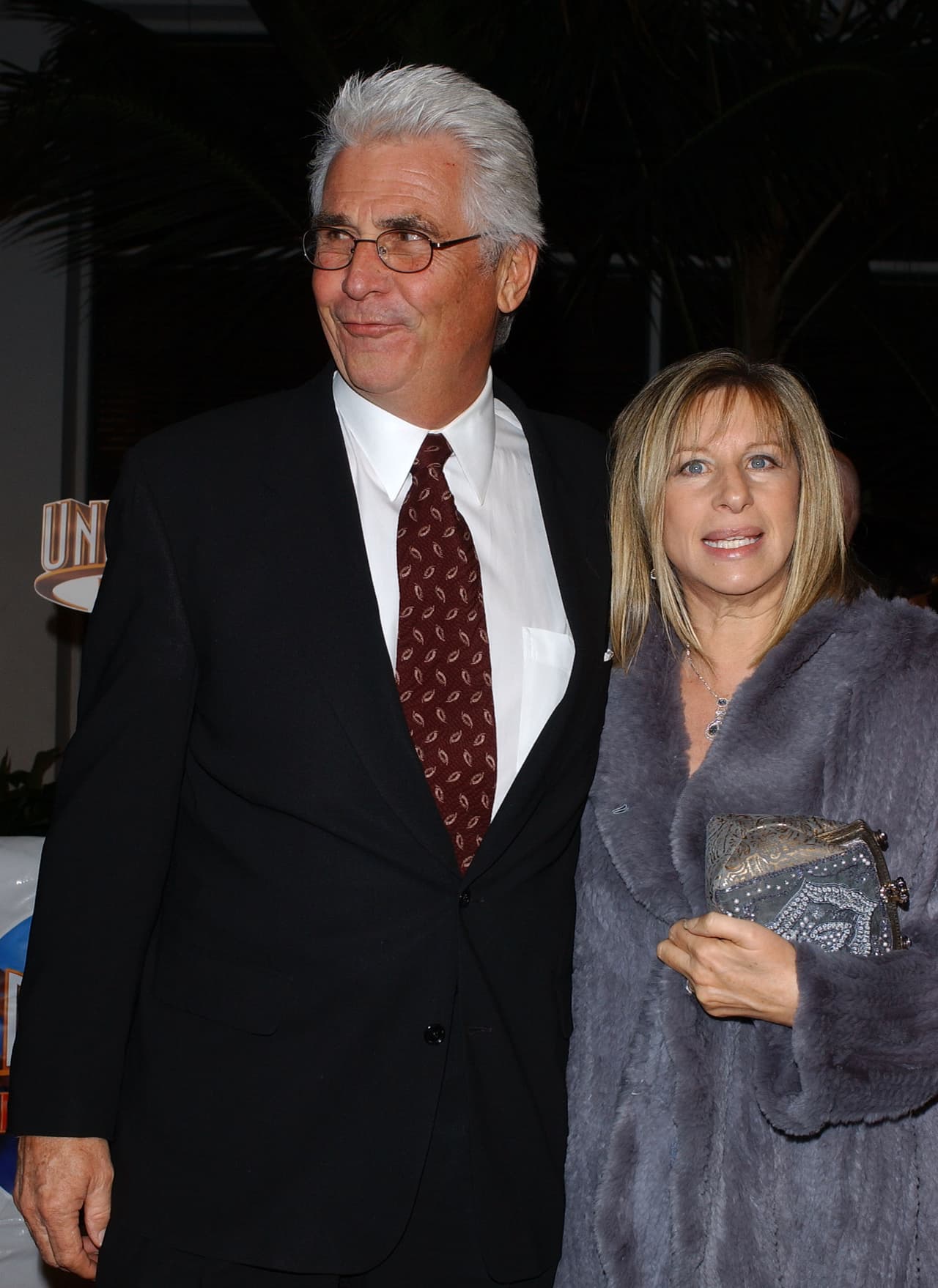 <b>Barbra Streisand y James Brolin</b>
<br>
<br>La pareja se conoció en 1996, después de que ella tuviera un matrimonio fallido con el actor Elliott Gould, con quien procreó a Jason Gould. Su primera cita fue el 1 de julio de 1996. A Streisand le tomó "un par de meses" saber si él era el indicado. En noviembre empezaron a vivir juntos y se casaron el 1 de julio de 1998, en la finca de Streisand en Malibú, California; ella usó un vestido de Donna Karan con cuentas de cristal y un velo de cuatro metros. Este año celebrarán 22 años juntos.
