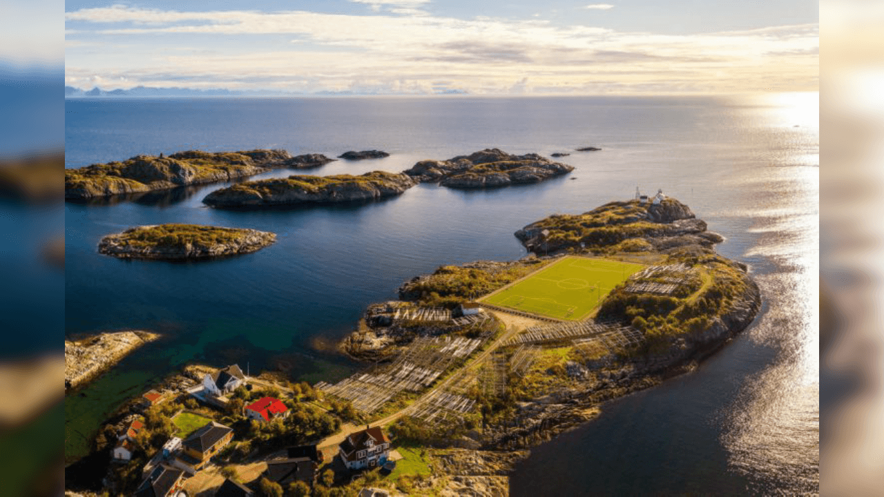<b>Henningsvaer Stadion (Noruega)</b>
<br>Los atardeceres en este escenario combinados con futbol, son una mezcla perfecta.
