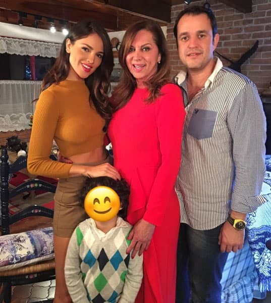 Eiza González: "Happy Holidays from my family to yours❤️🎄🎅🏼🎁Felices Fiestas de mi familia a la suya❤️🎄🎅🏼🎁".