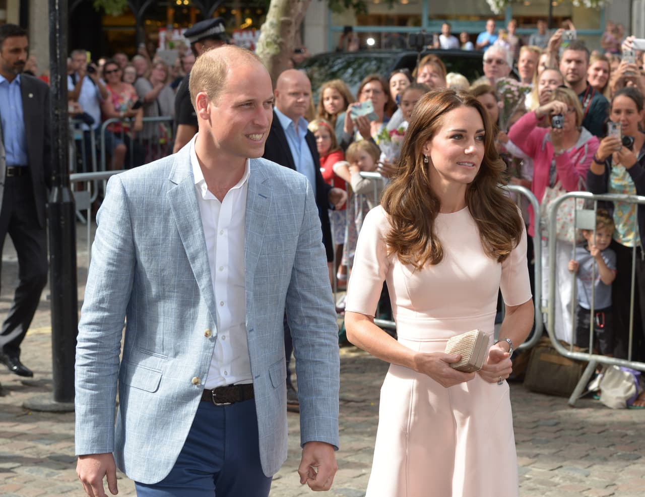 En su visita a Cornwall, de la mano del Príncipe Guillermo, Kate Middleton eligió un favorecedor traje rosa pálido de Lela Rose.