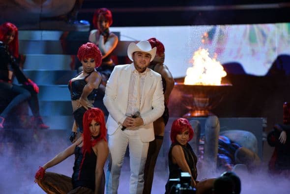 Gerardo Ortiz puso al público a bailar con el tema "Mujer de Piedra".