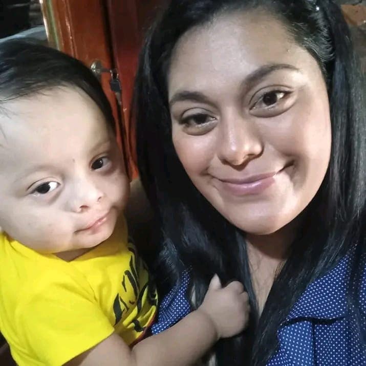 Jessira Chavarría y su hijo menor.