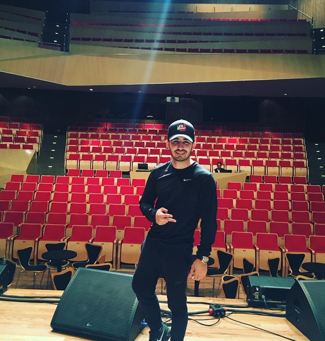 El compromiso que tiene con esta competencia es grande, y su meta está bien definida: "Ando buscando a alguien que de verdad quiera abrirse camino en la música. Y para eso yo, la verdad, voy a meterme hasta en cosas que no me importan. Por ejemplo, buscar detalles que van más allá de la música", adelantó.